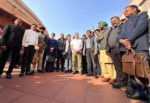 லோக்சபாவில் அமளி: காங்கிரஸ் எம்பிக்கள் 8 பேர் சஸ்பெண்ட்