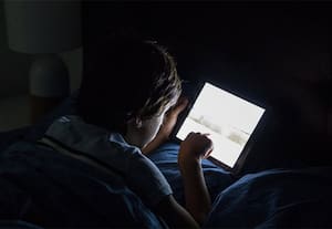 சமூக வலைதளங்களுக்கு அடிமையாகும் குழந்தைகள்; கட்டுப்படுத்த ஆலோசனை கேட்கிறது கேரள அரசு