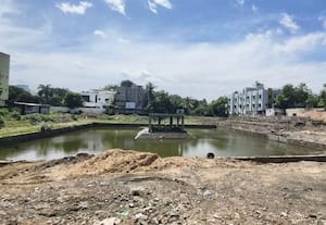  கிடப்பில் அகத்தீஸ்வரர் கோவில் குளம் சீரமைப்பு பணி அமைச்சர் இரண்டு முறை 'விசிட்' செய்தும் பயனில்லை