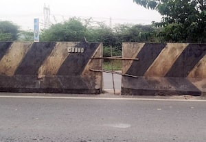  நெடுஞ்சாலையில் விபத்துகளை தடுக்க மையத்தடுப்பு மரக்கம்பால் அடைப்பு