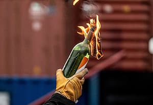 பெட்ரோல் குண்டு வீசிய பள்ளி மாணவர்கள்: மதுரையில் அதிர்ச்சி