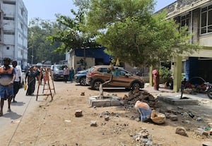  மதுரை அரசு மருத்துவமனையில் ரோட்டை எப்ப சரி செய்வீங்க