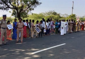  மயான இடத்தை மாற்றக்கோரி மனிதச் சங்கிலி