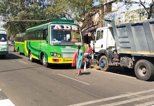  வீட்டின் பூட்டை உடைத்து பணம், டூவீலர் திருட்டு