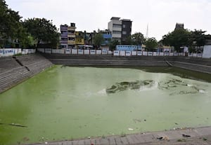  பராமரிப்பின்றி கிடக்கும் கோவில் குளம்