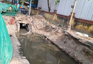  அரைகுறையாக விடப்பட்ட வடிகால்வாய் பணி