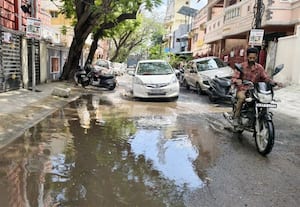  மழைநீர் வடிகால்வாயில் கழிவுநீர் கலப்பு? பகுதி மக்கள் கடும் அவதி