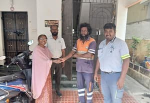  குப்பையில் கிடந்த நகையை ஒப்படைத்த துாய்மை பணியாளர்