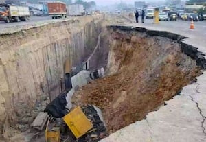  பெங்., - ஓசூர் சாலையில் திடீர் பள்ளம் 8 கி.மீ., துாரம் போக்குவரத்து நெரிசல்