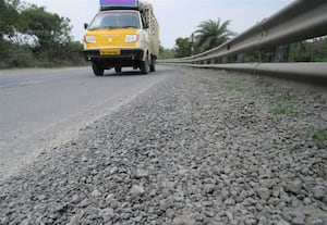  சாலை வளைவில் சிதறி கிடக்கும் ஜல்லிக்கற்களால் விபத்து அபாயம்