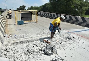  ரயில்வே மேம்பாலத்தில் பழுதான இரும்பு இணைப்புகள் சீரமைப்பு