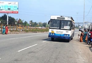  இணைப்பு சாலையை தவிர்க்கும் பஸ்கள் விபத்து அச்சத்தில் பயணியர் காத்திருப்பு