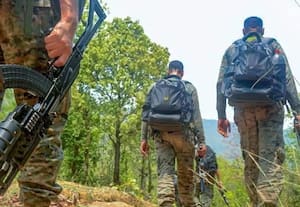 சத்தீஸ்கரில் நக்சல் சுட்டுக்கொலை: பாதுகாப்பு படை தீவிர தேடுதல் வேட்டை