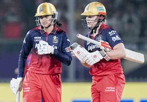 கோப்பை வென்றது பெங்களூரு: டில்லி அணி ஏமாற்றம்