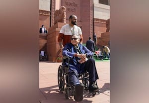  படிக்கட்டில் தவறி விழுந்த சசி தரூருக்கு காலில் முறிவு