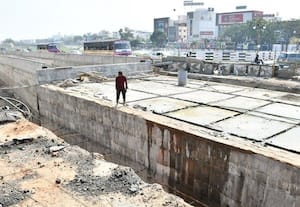  மூடப்பட்ட குமரன் ரோடு மார்ச் மாதம் திறப்பு சுரங்கப்பாலம் பணி 70 சதவீதம் நிறைவு