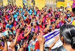 அங்கன்வாடி ஊழியர்கள் மறியல் 565 மையங்களில் மாற்று ஏற்பாடு