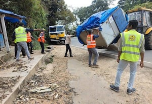  அனுமதியின்றி செயல்பட்ட தள்ளுவண்டி கடைகள் அகற்றம்