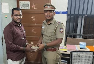  சாலையில் கிடந்த ரூ.53,000 போலீசில் ஒப்படைப்பு