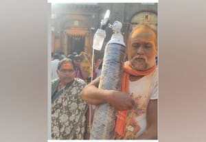  ஆக்சிஜன் சிலிண்டருடன் மனைவியை கோவிலுக்கு அழைத்து வந்த கணவர்