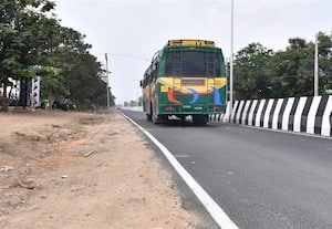  எம்.ஜி.ஆர்., சாலை அகலம் போதவில்லையா