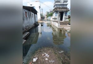  பாதாள சாக்கடை கழிவுநீர் தேக்கம்: மக்கள் போராட்டம்