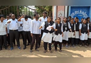  சட்ட கல்லுாரி மாணவர்கள் லேப்டாப் கோரி ஆர்ப்பாட்டம்