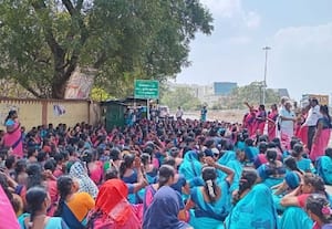  ஊழியர்கள் போராட்டத்தால் அங்கன்வாடிகள் மூடல்; பெற்றோர் அவதி