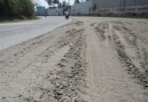  சாலையோரம் எம்.சாண்ட் மணல் குவியல் விபத்தில் சிக்கும் வாகன ஓட்டிகள்