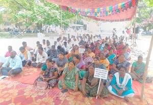  காலமுறை ஊதியம் வழங்கக்கோரி கிராம உதவியாளர்கள் போராட்டம்