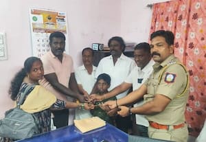  கீழே கிடந்த தங்க செயின் உரியவரிடம் ஒப்படைப்பு