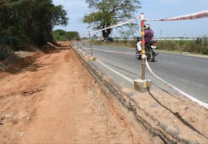  மழைநீர் வடிகால்வாயை அடைத்து சாலை விரிவாக்க பணி