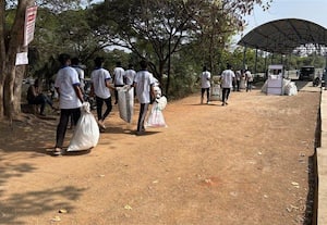  சூலூர் குளக்கரையில் தூய்மை பணி