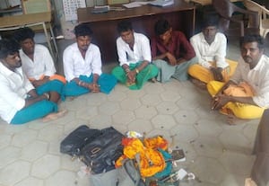  குடுகுடுப்பைக்காரர்களை மடக்கி பிடித்த மக்கள்