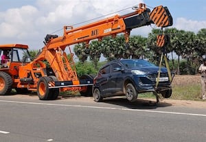  டூவீலர் மீது கார் மோதி ஒருவர் பலி