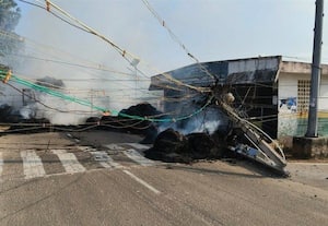  மின்கம்பத்தில் மோதி எரிந்த வைக்கோல் லாரி