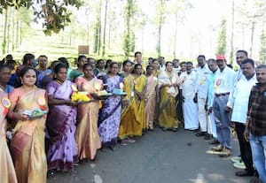  பள்ளி ஆண்டு விழாவிற்கு சீர்வரிசை எடுத்து வந்த பெற்றோர்