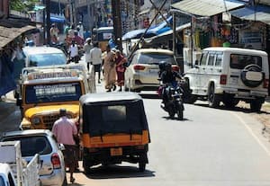  சாலையில் நிறுத்தப்படும் வாகனங்கள்;  -பொதுமக்கள் நடமாடுவதில் சிரமம்