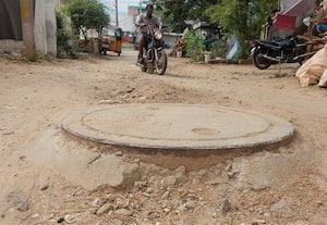  பாதாள சாக்கடை பணி முடிந்து ரோடு அமைக்காததால் அவதி பி.தர்மத்துப்பட்டியில்  மூன்று ஆண்டுகளாக தவிப்பு