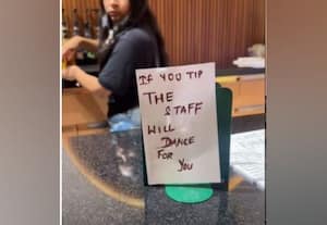  'டிப்ஸ்' பணத்துக்காக கபே ஊழியர்கள் நடனம்