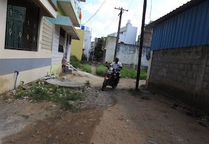  20 ஆண்டுகளாக சாலை இல்லை கருமாரியம்மன் தெரு மக்கள் தவிப்பு