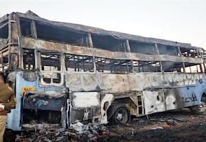  மின் கம்பத்தில் மோதி தீப்பிடித்து எரிந்த பஸ் உயிர் தப்பிய 30 பயணியர்