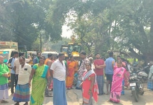  தார்ச்சாலை அமைக்க கிராம மக்கள் போராட்டம்