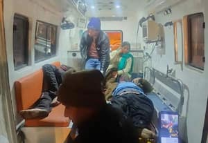 அதிகாலை பயணத்தால் விபரீதம்; பஸ் மீது லாரி மோதியதில் 6 பேர் பலி