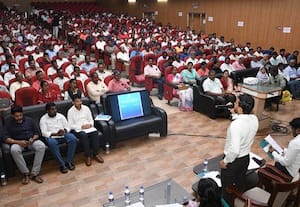  ஓட்டுச்சாவடி வசதிகள்: அறிக்கை சமர்ப்பிக்க உத்தரவு