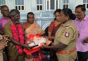 சாலையில் கிடந்த 20 சவரனை ஒப்படைத்த துாய்மை பணியாளர்