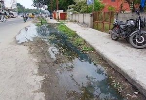சாத்துார் மெயின் ரோட்டில் தேங்கி நிற்கும் கழிவு நீரால் மக்கள் அவதி