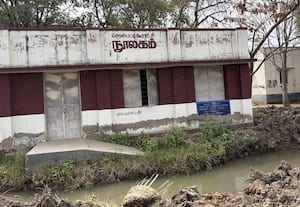  வழி இல்லாத இடத்தில் கட்டப்பட்ட நுாலகம்;  மக்கள் அதிருப்தி