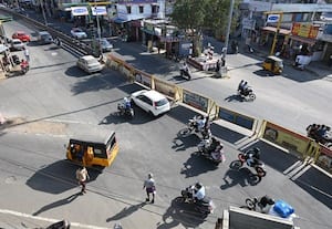  சுந்தராபுரத்தில் சிக்னல் அமல்படுத்தாத போலீசார்;  ஆளுங்கட்சி கவுன்சிலர்களுக்கு மதிப்பில்லை என்பது நிரூபணம்