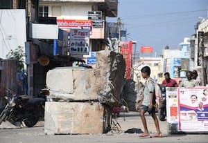  ரோட்டில் வைத்த கான்கிரீட் தடுப்புகளால் விபத்து அபாயம்